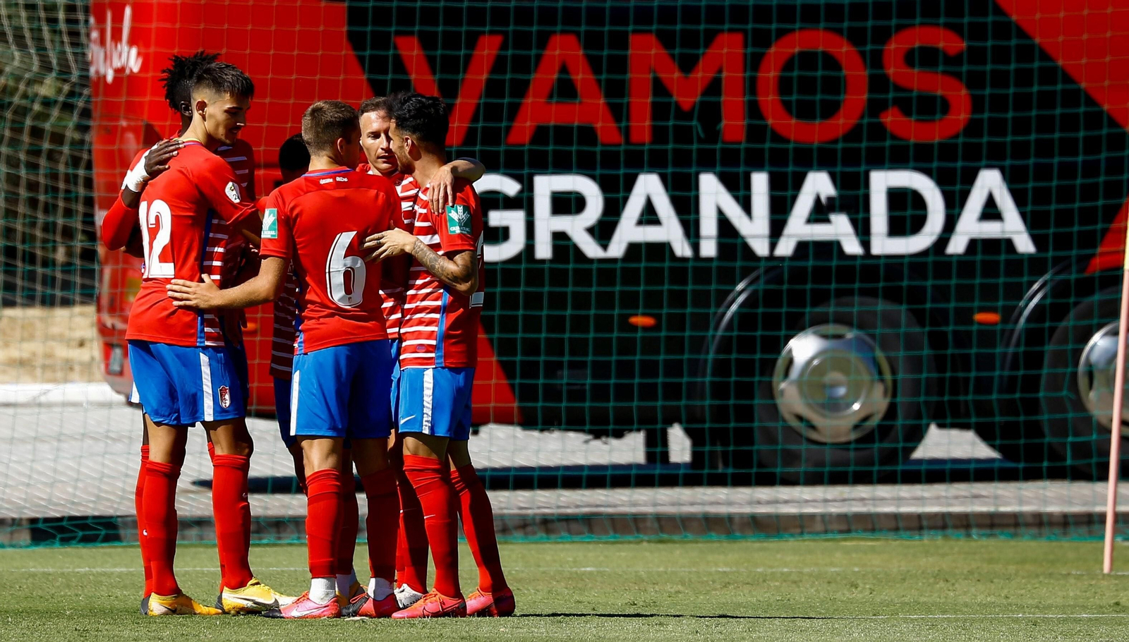 Los jugadores del Recreativo Granada celebran un gol en un partido de pretemporada.