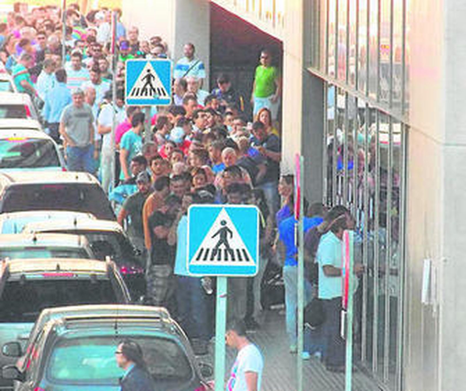 Colas registradas en la mañana de ayer en las taquillas del Ramón de Carranza.