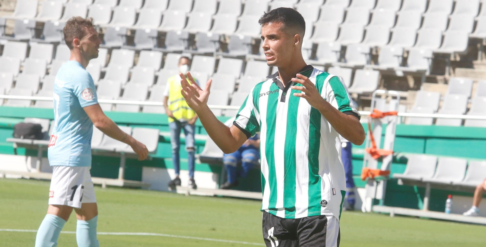 Juanma Bernal se lamenta tras fallar una ocasión en el Córdoba B - Ciudad de Lucena de la primera vuelta.