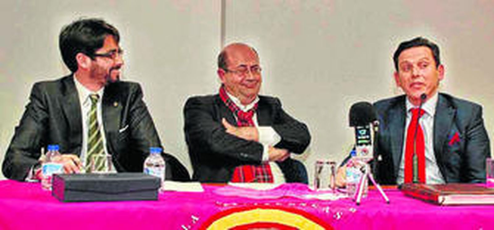 Jorge Ponce, Juan Aguilera, presidente del Foro, y el torero José Gabriel Olivencia durante la charla.