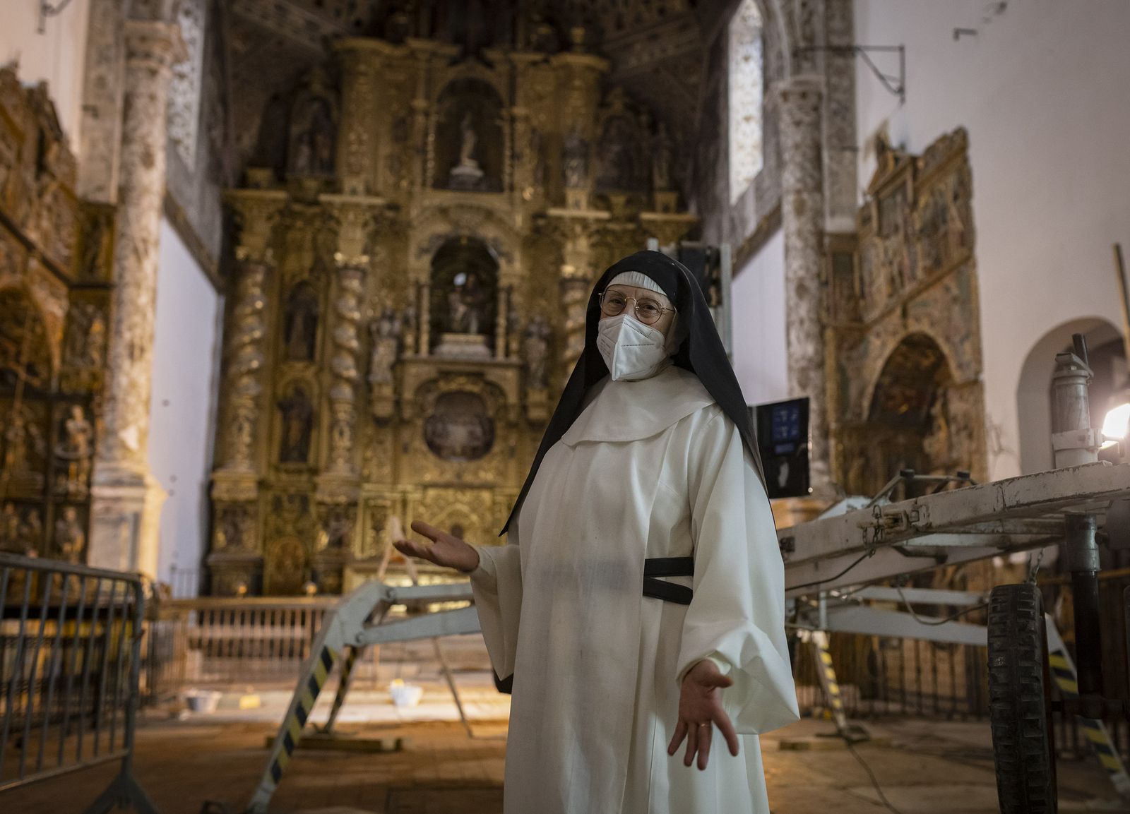 Sor Adela, en el interior de la iglesia, cerrada por obras