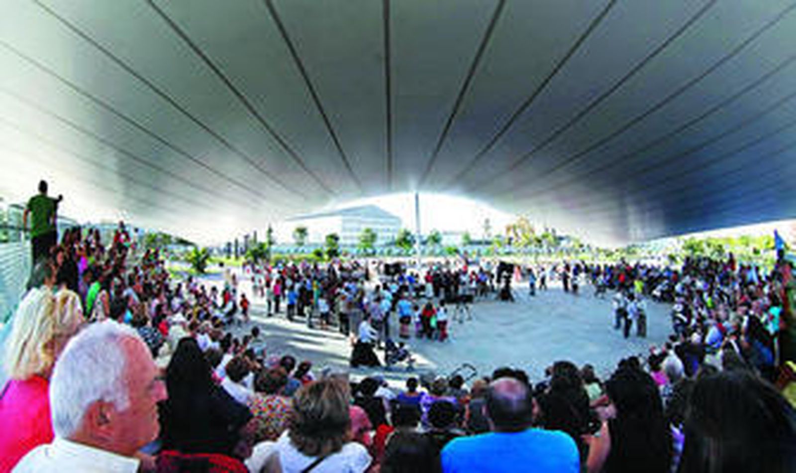 El auditorio con que cuenta el parque, y en el que ayer actuó un grupo musical, cuenta con capacidad para unas 400 personas.