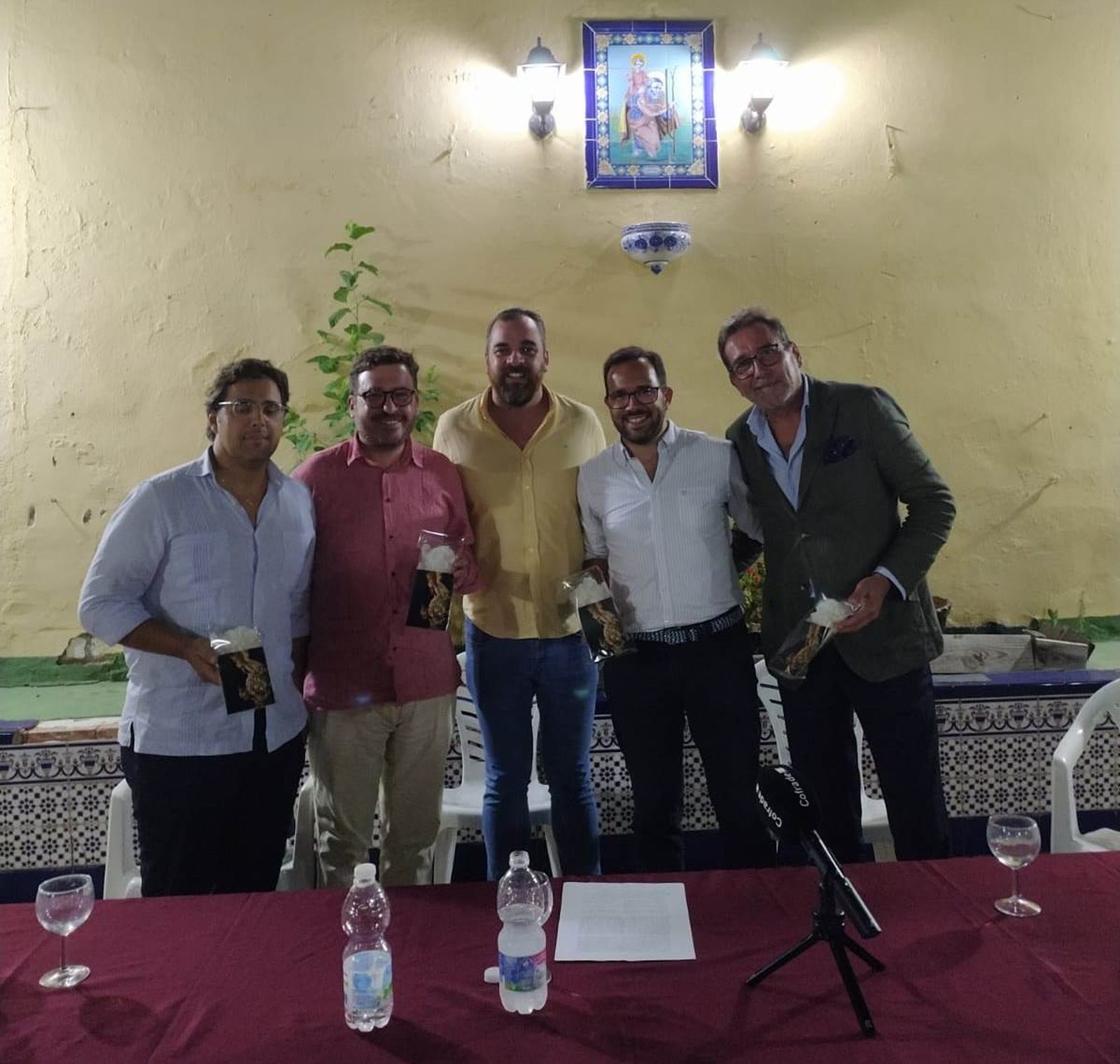 Foto de los capataces en el patio de la casa de hermandad del Transporte.