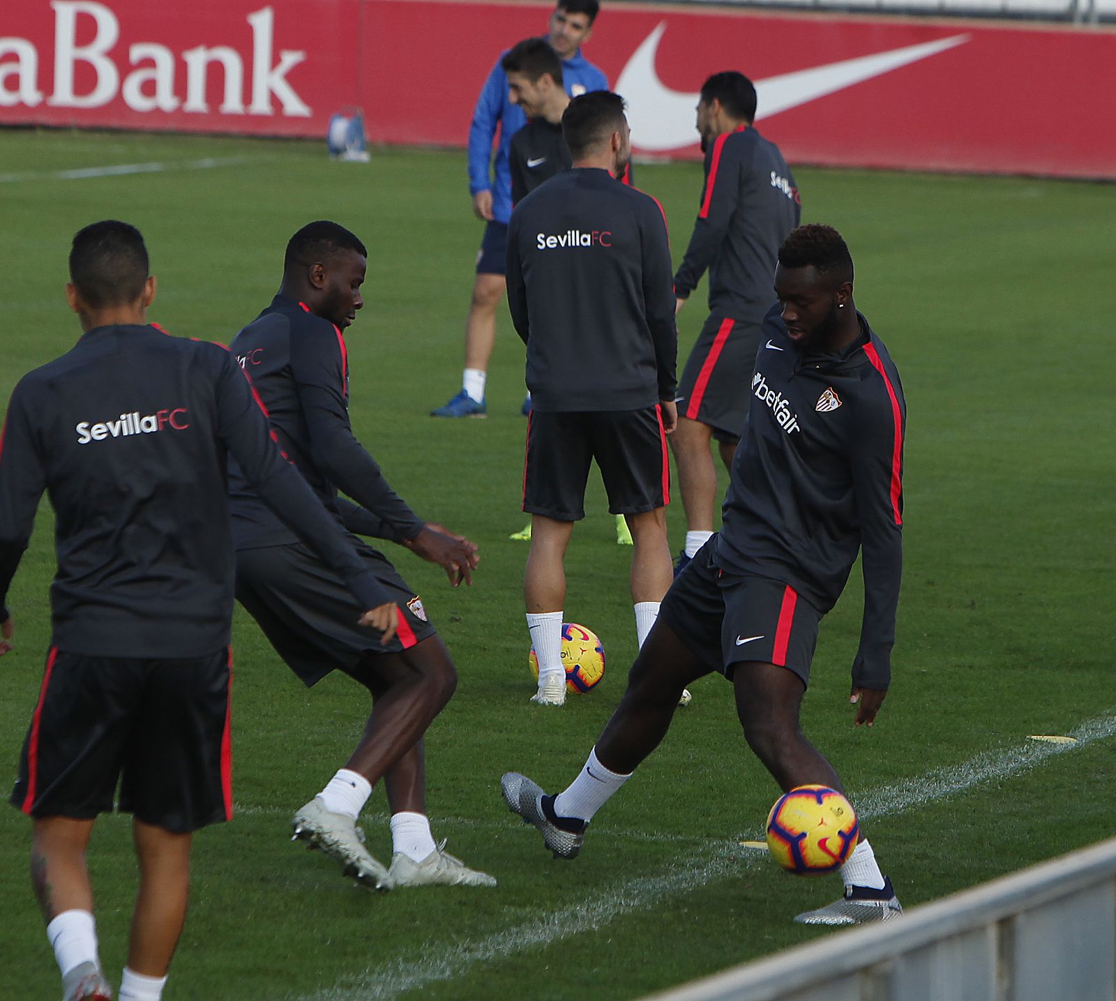 Amadou y Gnagnon participan en un rondo ante la mirada de Arana.