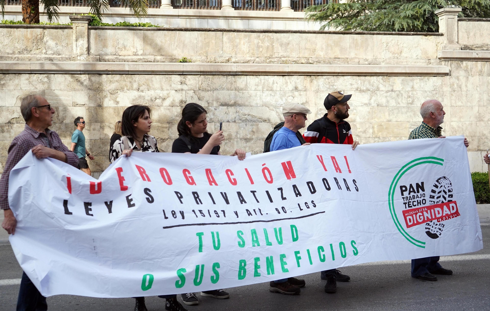 Los médicos se concentran en Granada para pedir una mejora de condiciones en la Sanidad Pública