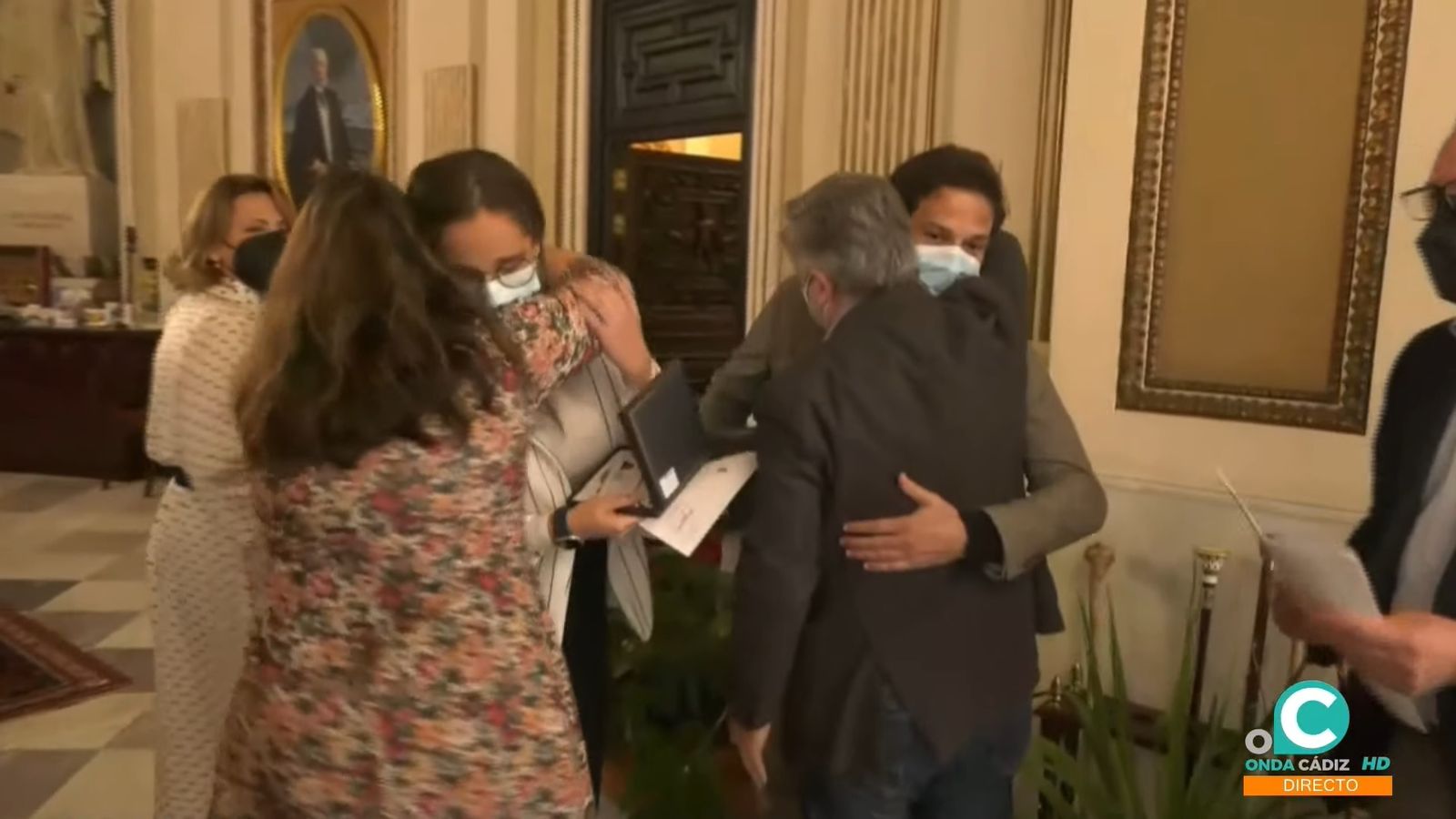 Los concejales del PSOE de Cádiz se abrazan tras la toma de posesión de los tres nuevos miembros.