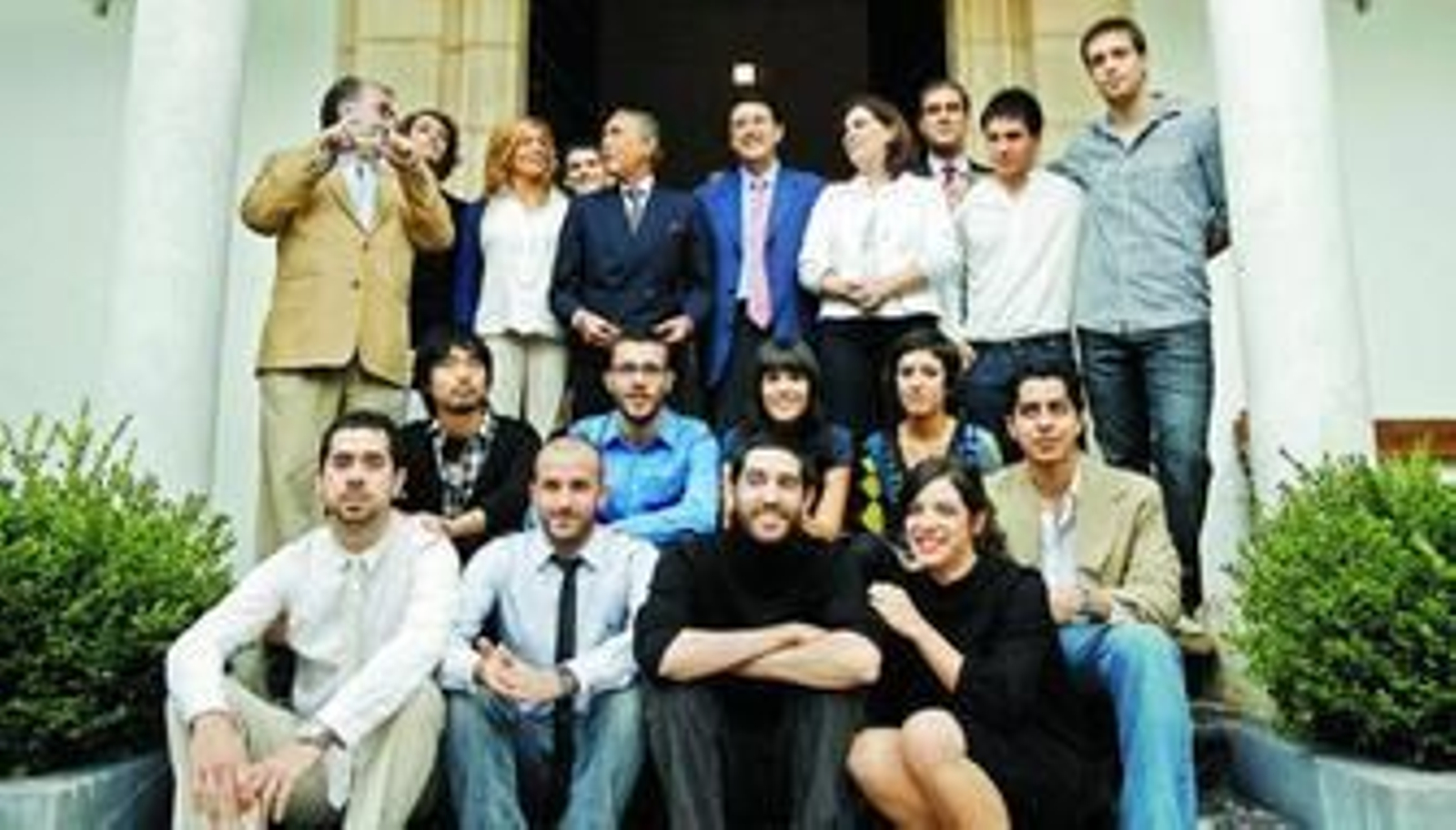 Antonio Gala, rodeado como cada año por los nuevos residentes y algunos miembros del Patronato.