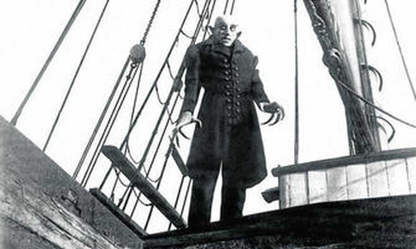 1. El 'Nosferatu' de Mournau, calvo y con garras, nada tiene que ver con el atractivo y seductor Drácula que interpretó como nadie Christopher Lee en la saga de películas que rodó para la Hammer a las órdenes de Terence Fisher. 2. Robert Pattinson, el protagonista de la serie 'Crepúsculo', con una imagen más actual y con unos problema con los que se identifican los adolescentes aunque no tengan colmillos y no tengan que beber sangre humana.