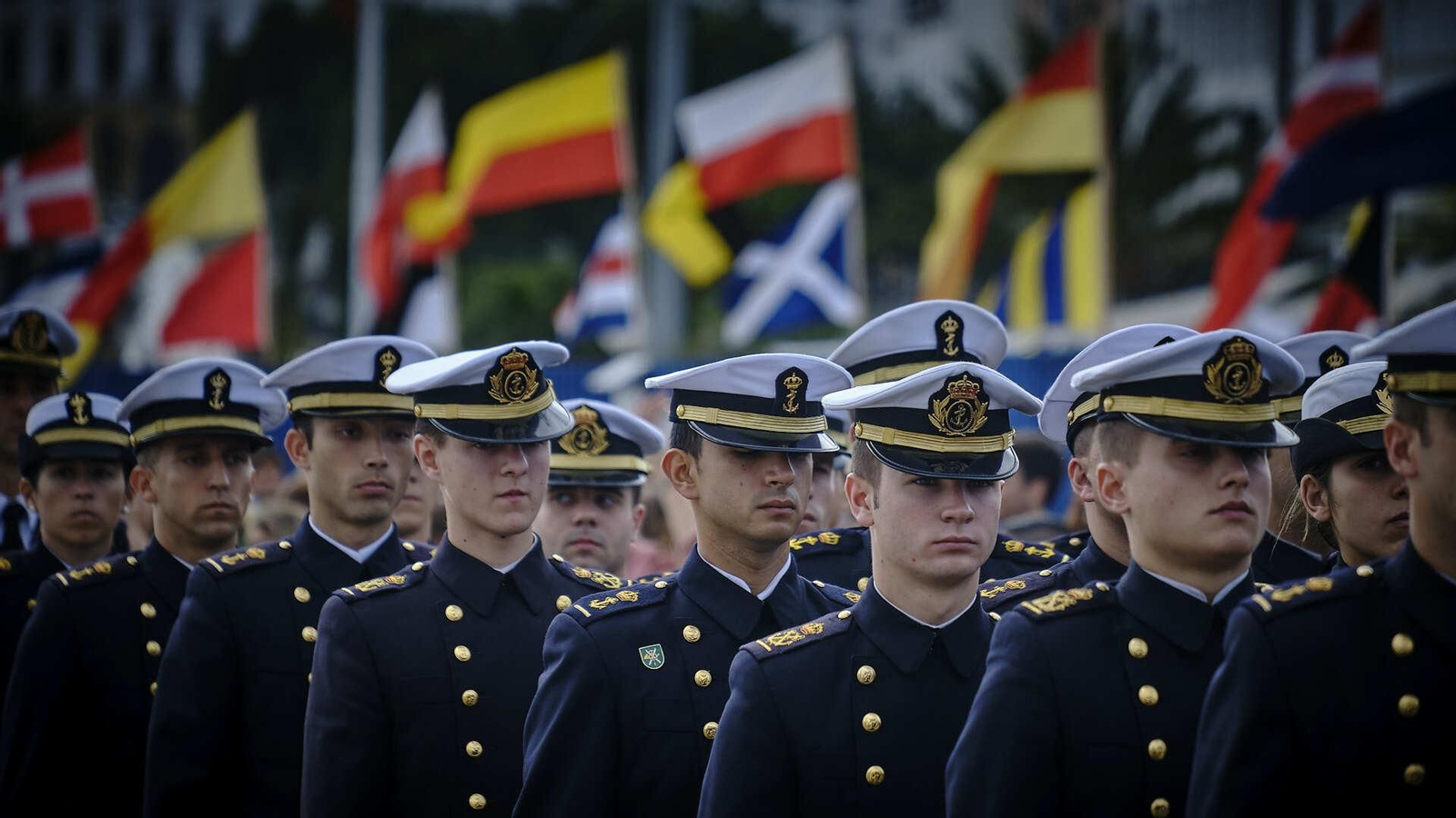 El buque escuela 'Juan Sebastián de Elcano' inicia su crucero de instrucción desde el muelle de Cádiz.