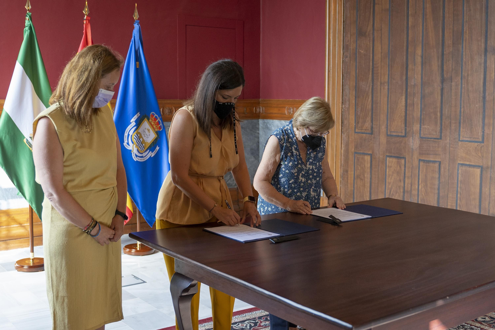 La concejala Virginia Barrera, la alcaldesa Patricia Cavada y la presidenta de El Pan Nuestro, Joaquina Luna, durante la firma del convenio.