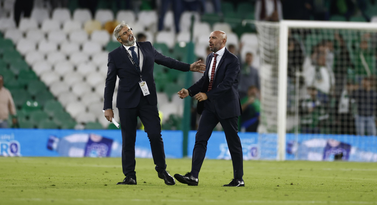 Monchi es invitado a abandonar el terreno de juego.