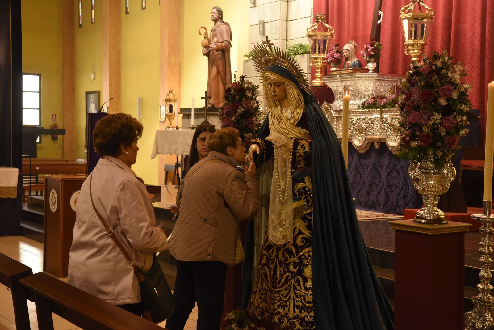 Las fotos del besapié del Medinaceli en la iglesia de Santiago de La Línea