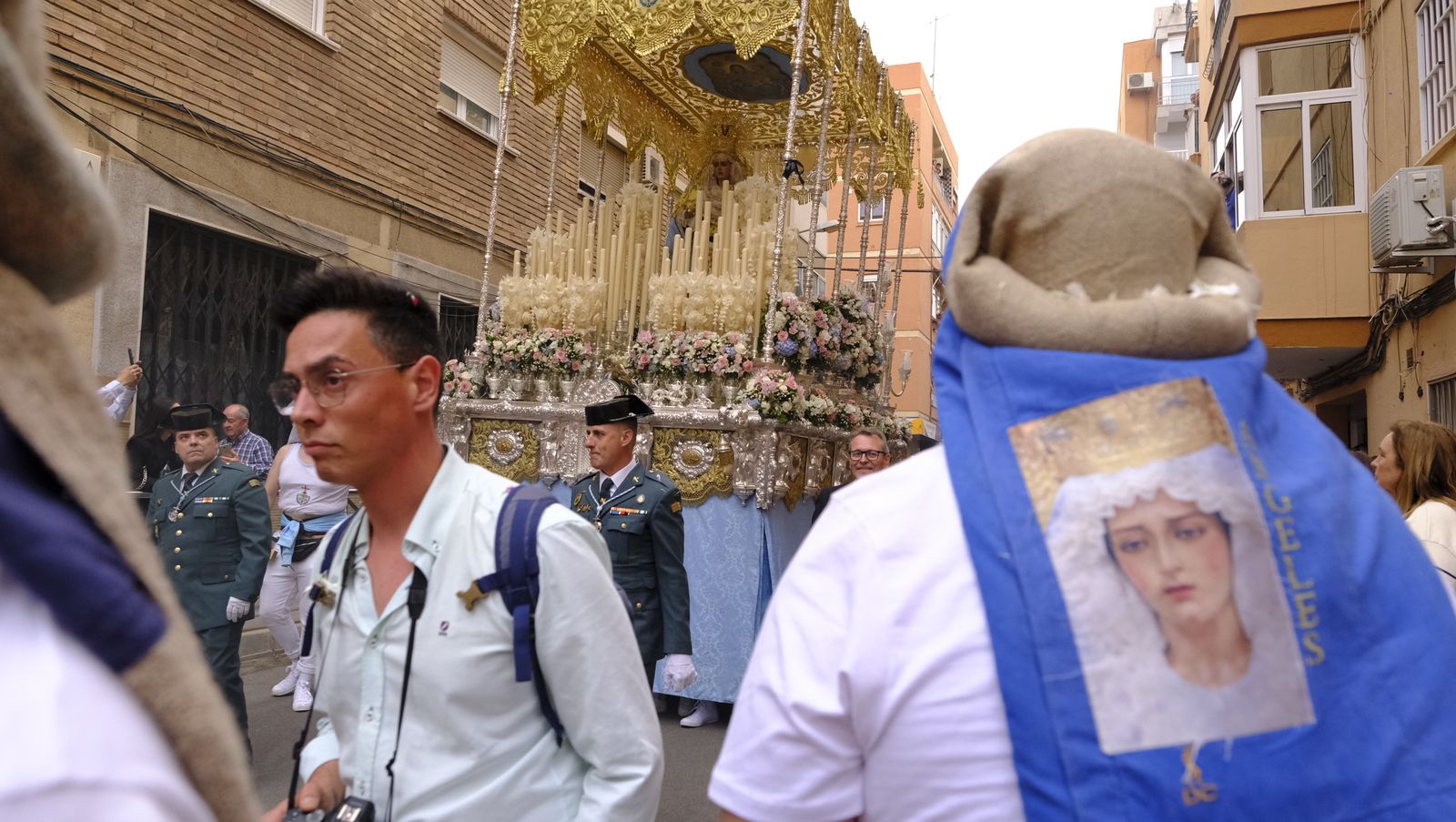La Procesión de Los Ángeles de sobrepuso a la lluvia, en imágenes