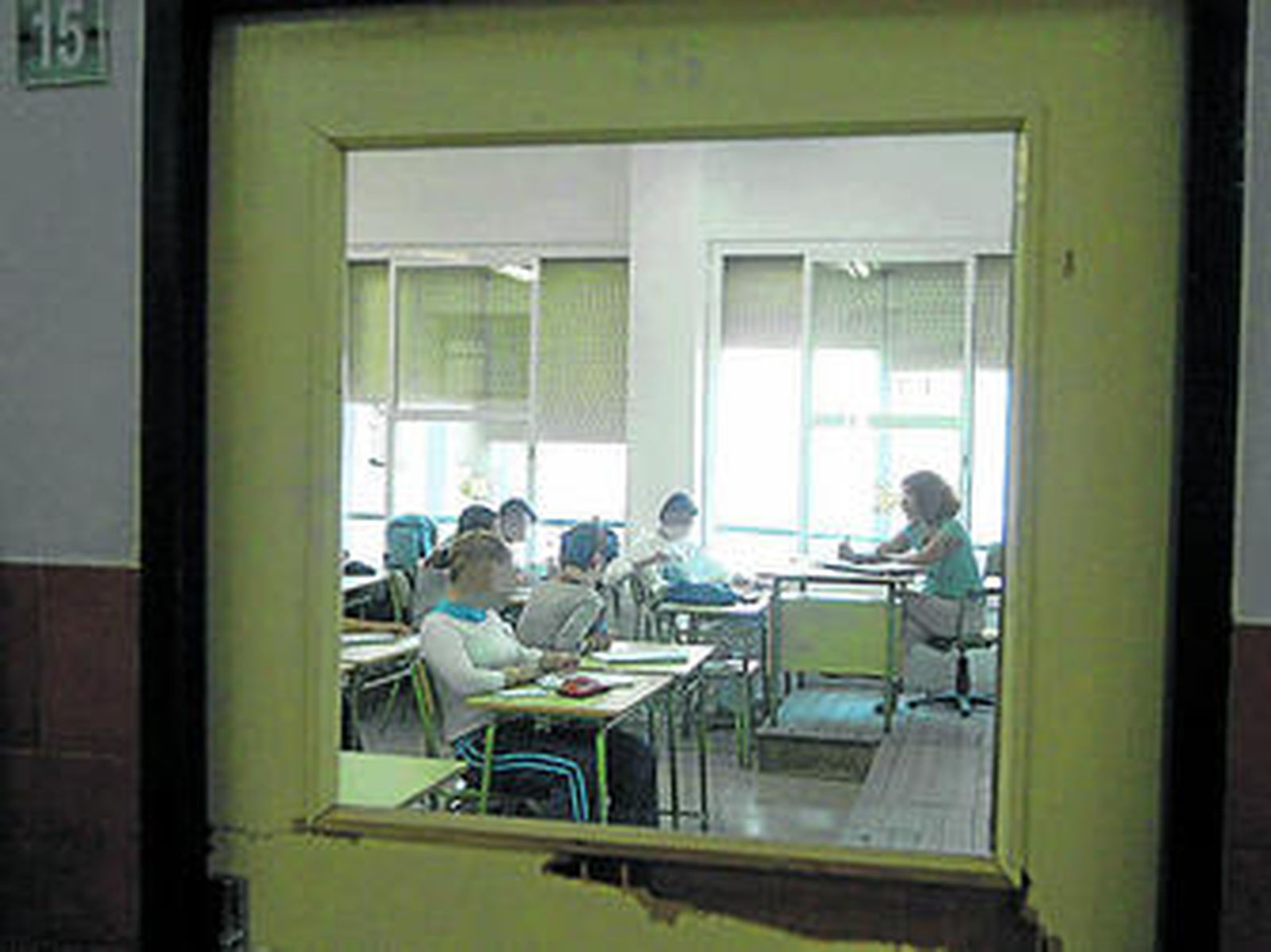 Una profesora imparte su clase en un instituto.