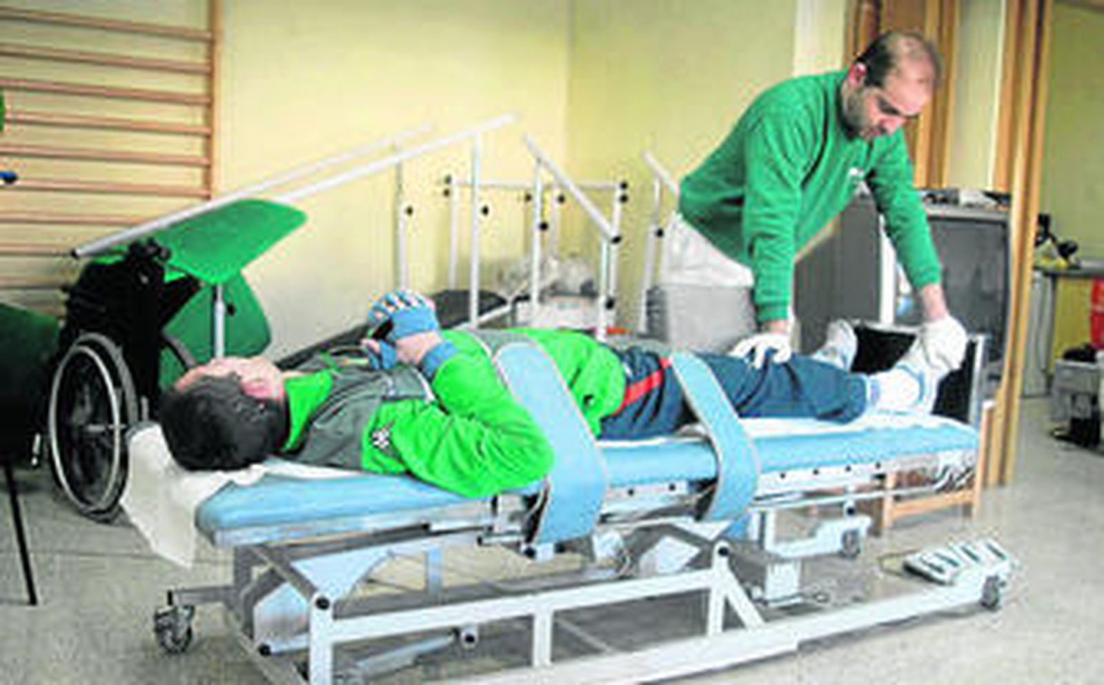 Uno de los fisioterapeutas neurológicos trabaja en su tarea de rehabilitación física.