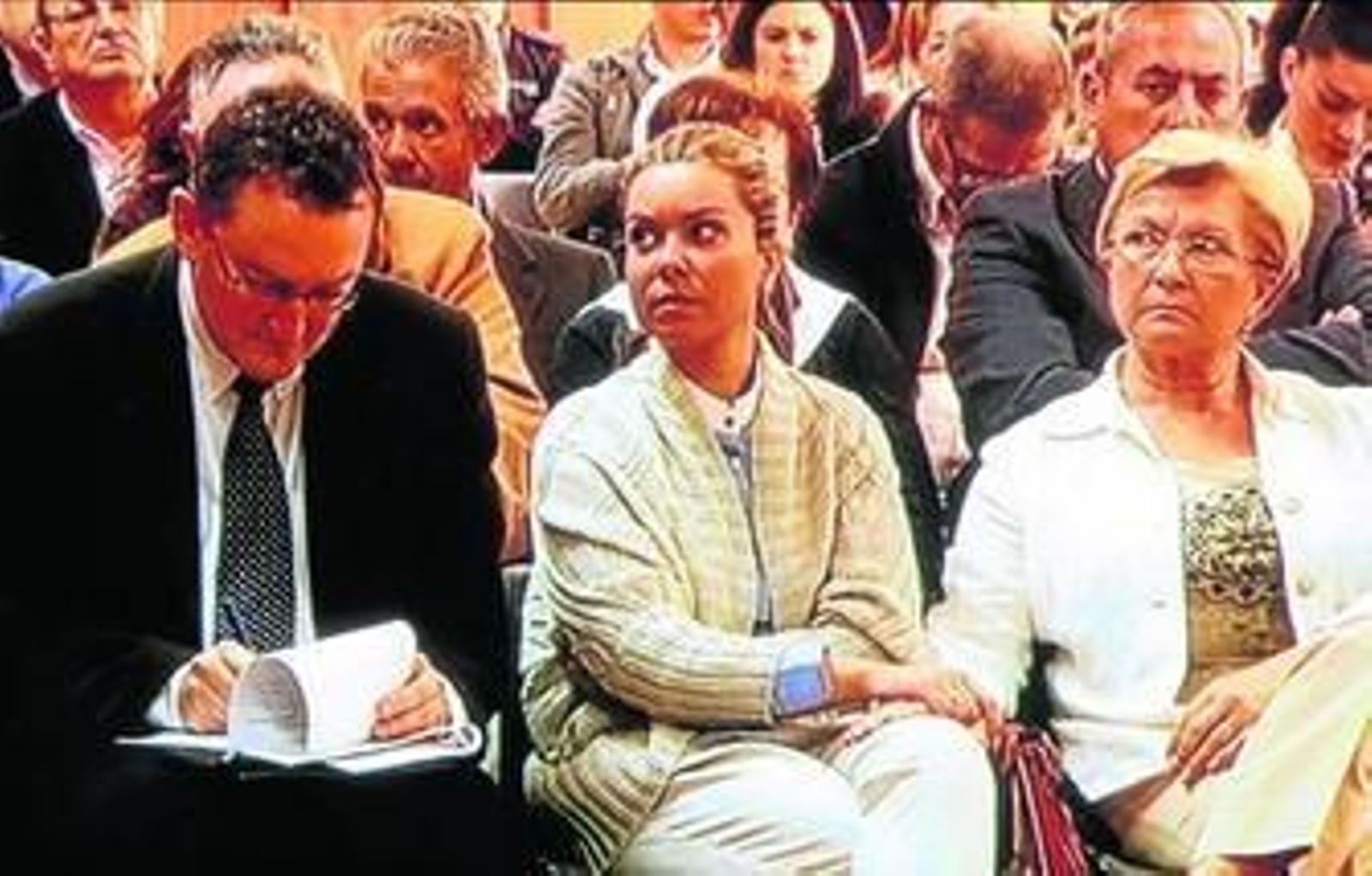 María José Campanario, entre su madre Remedios (tras ella, Carlos Carretero) y el médico Francisco Casto, el viernes en la tercera sesión del juicio en la Audiencia de Cádiz.