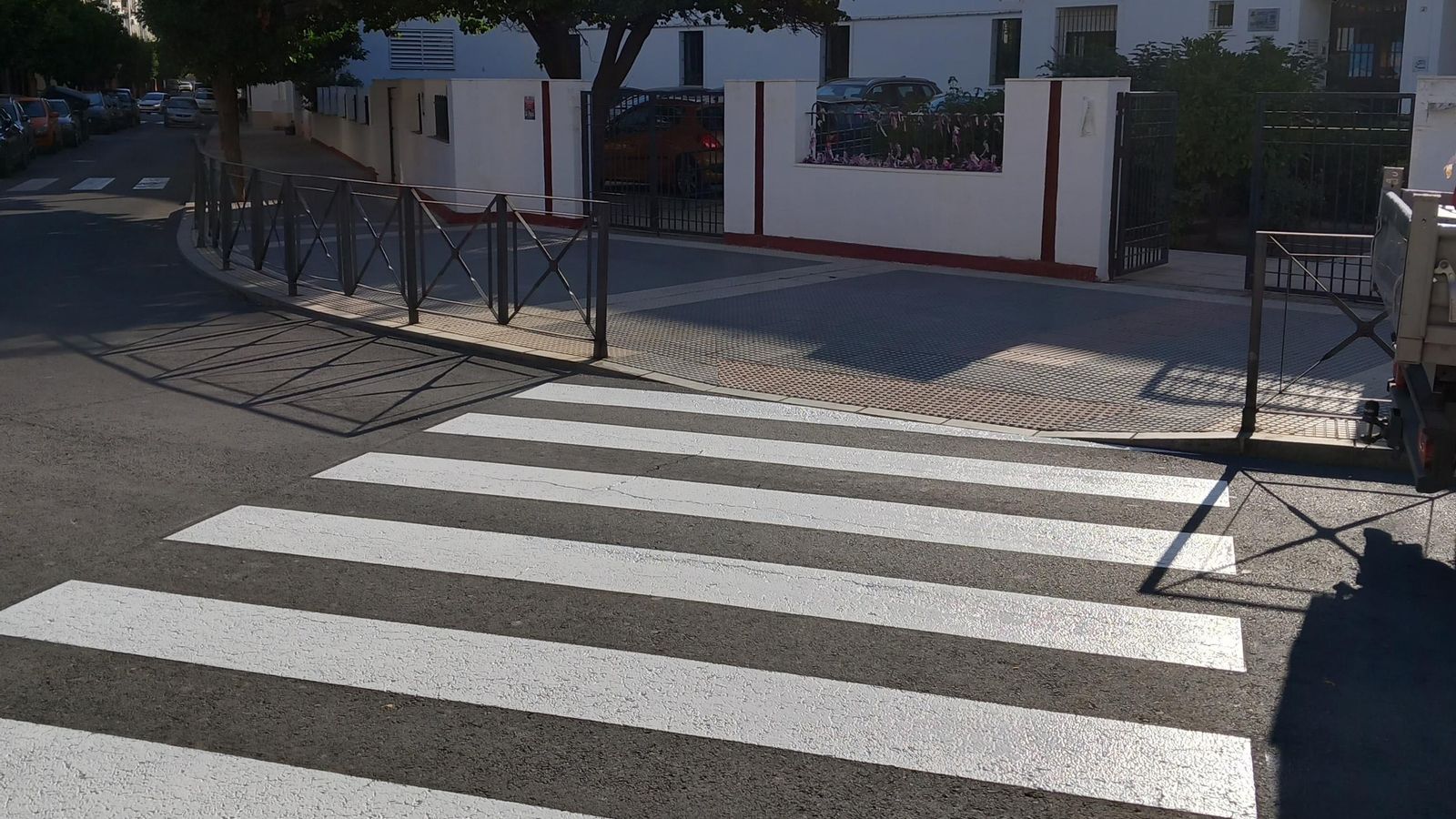 Paso de peatones renovado frente a la entrada del Colegio San Fernando.