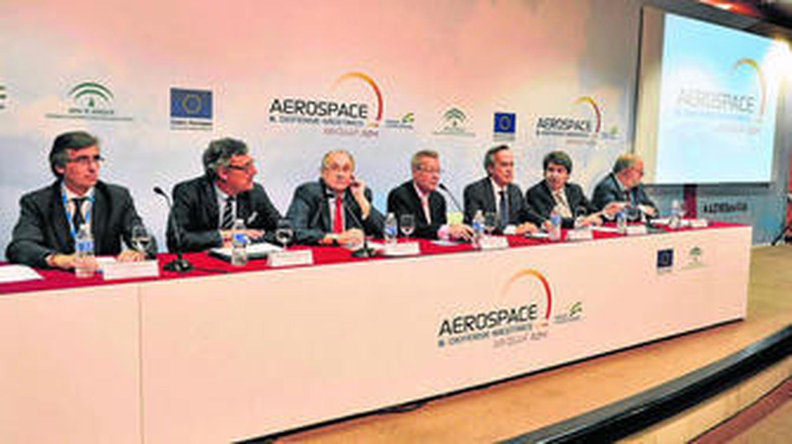 Pedro Félix del Cueto, director de Operaciones de Astrium España; Alfredo Martínez, secretario gral. de Airbus Operaciones España; Jesús García Argüelles, director de la planta de Airbus Defensa y Espacio en Tablada; Jacinto García Palacios, director de Rel. Institucionales de Airbus España; Alberto Badaya-García, responsable de Cadena de Suministro de Airbus Defensa y Espacio; Juan Silva, director de la FAL A400M y José Manuel Cela, director de RRHH de Airbus Helicopters España.