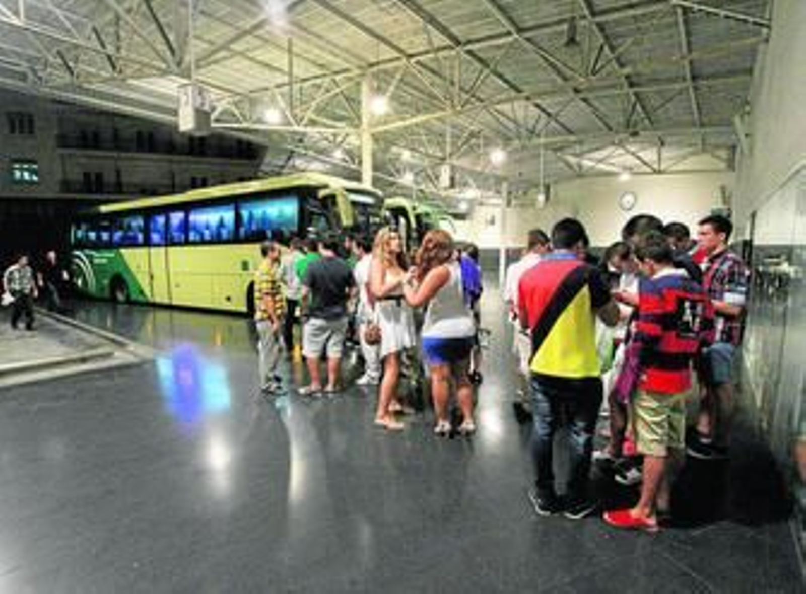 Varios grupos de jóvenes esperan la salida del bus búho en la estación de Algeciras, el pasado verano.
