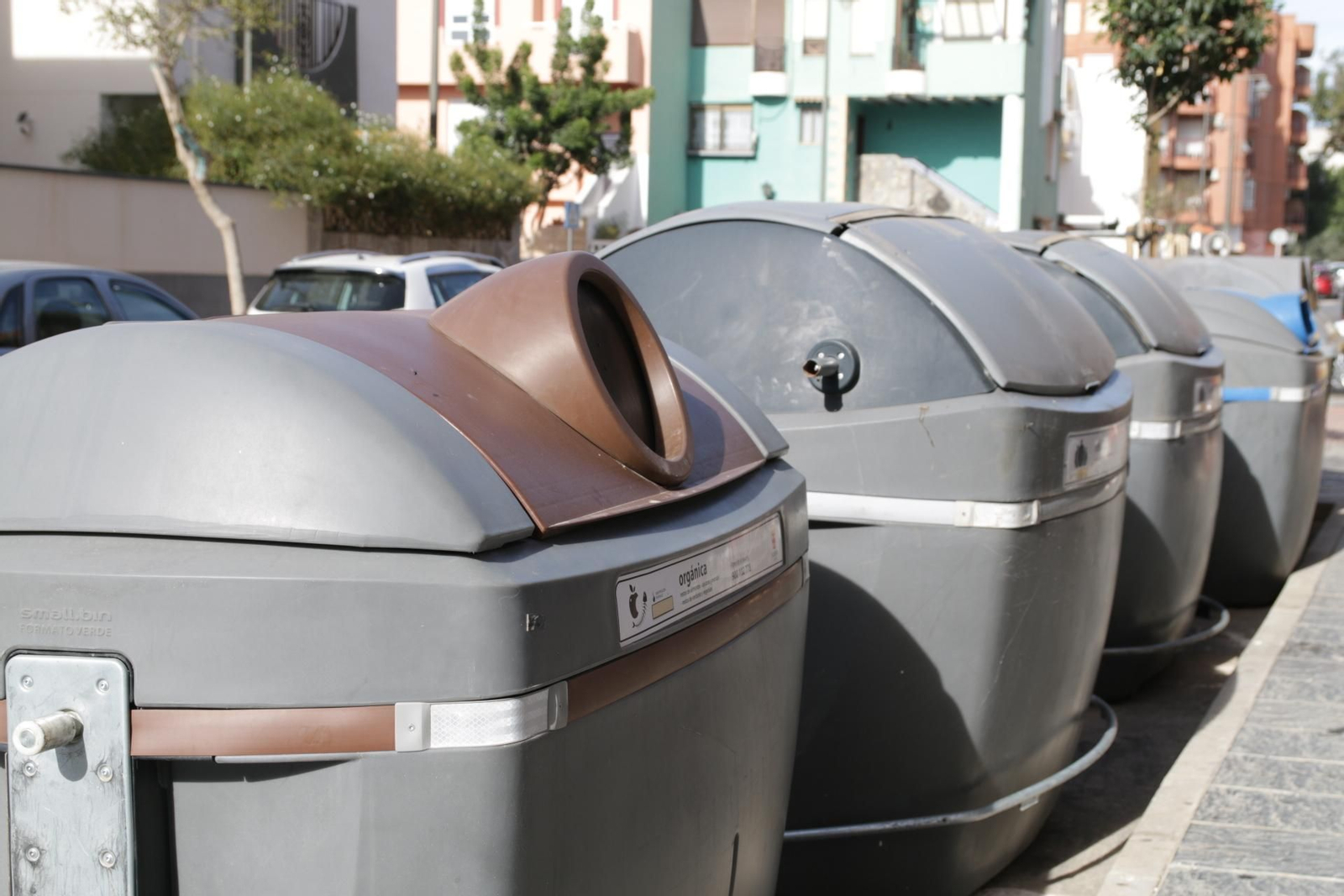 El marrón, en la batería de contenedores de Cortijo Grande, La Goleta y Nueva Almería