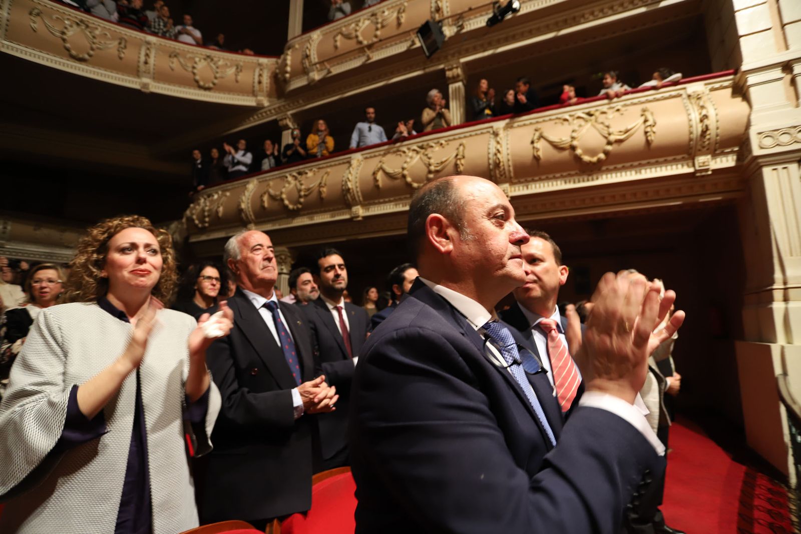Presentan manto de la Virgen del Amor.