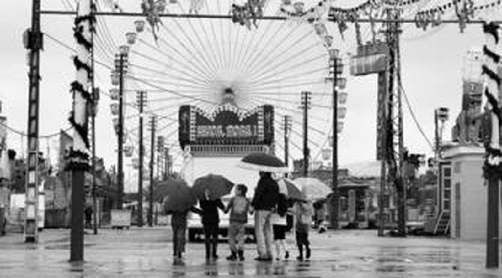 Aspecto desolador de la calle del infierno tomada en el primer tramo de la pasada Feria de Abril, tocada por el temporal de lluvia y viento.