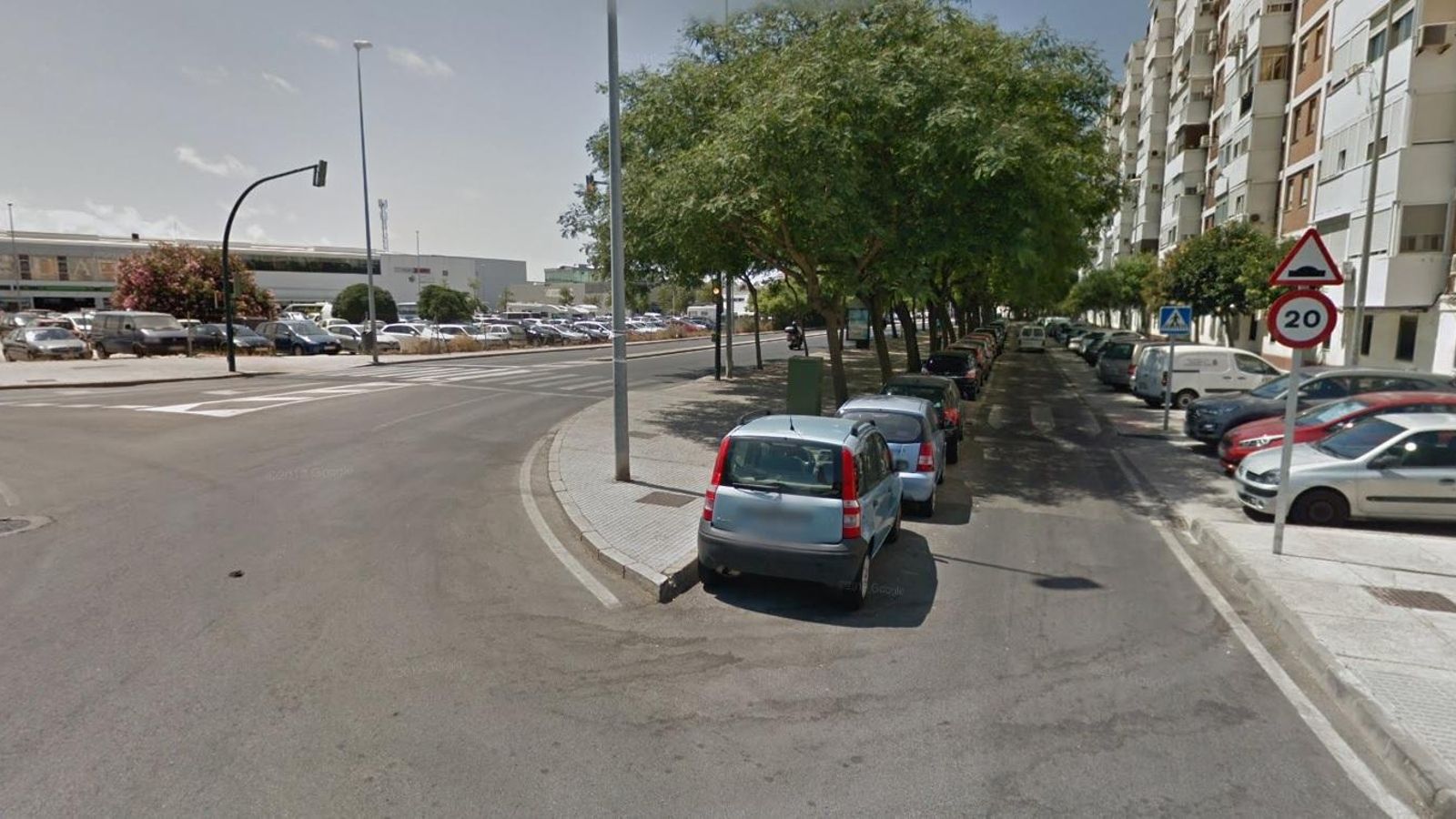 Ronda de Vilgilancia, sin el muro de Zona Franca, con el polígono industrial de Poniente y el solar para las 212 viviendas