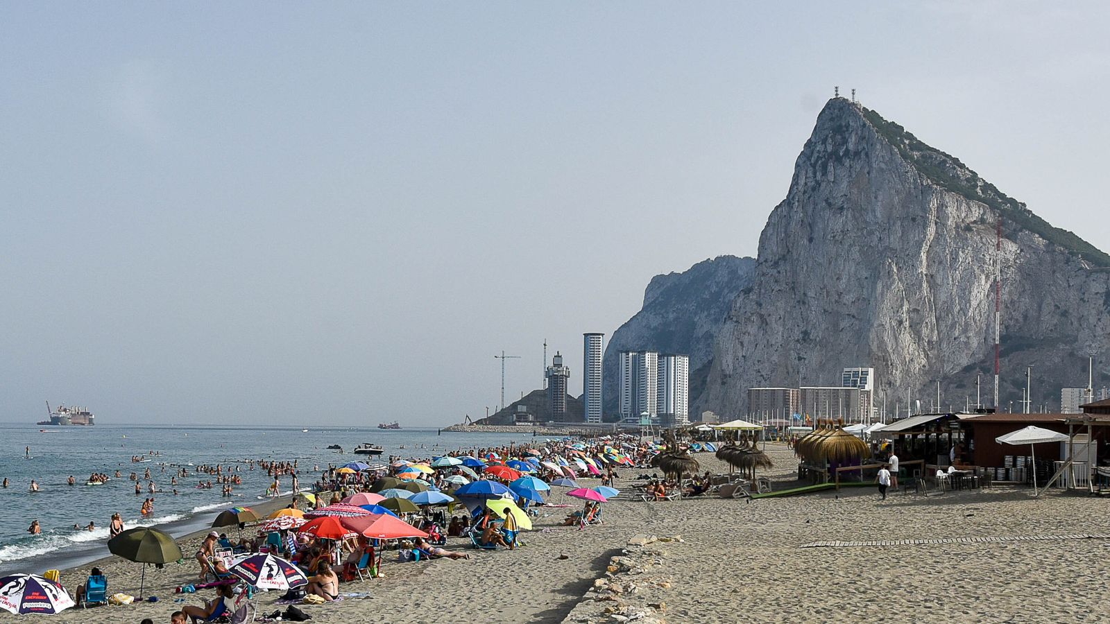 Las fotos de la tarde de playa en familia en La Línea