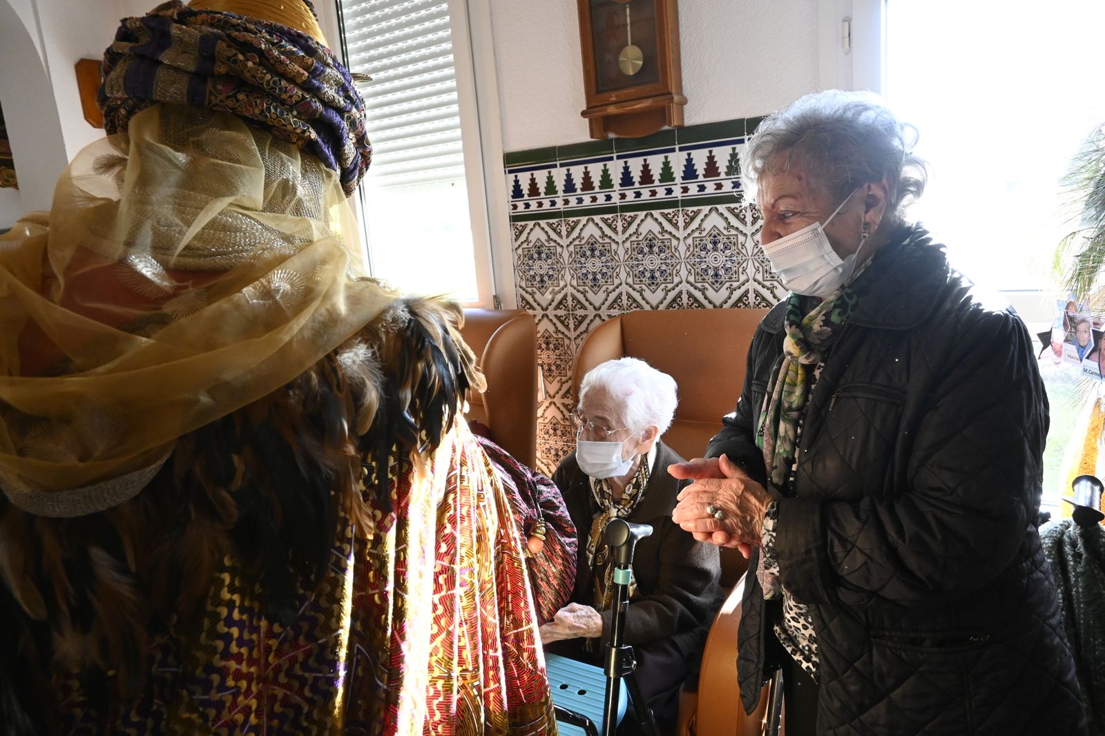 Visita de los Reyes Magos a los ancianos de los asilos de Huelva, en imágenes