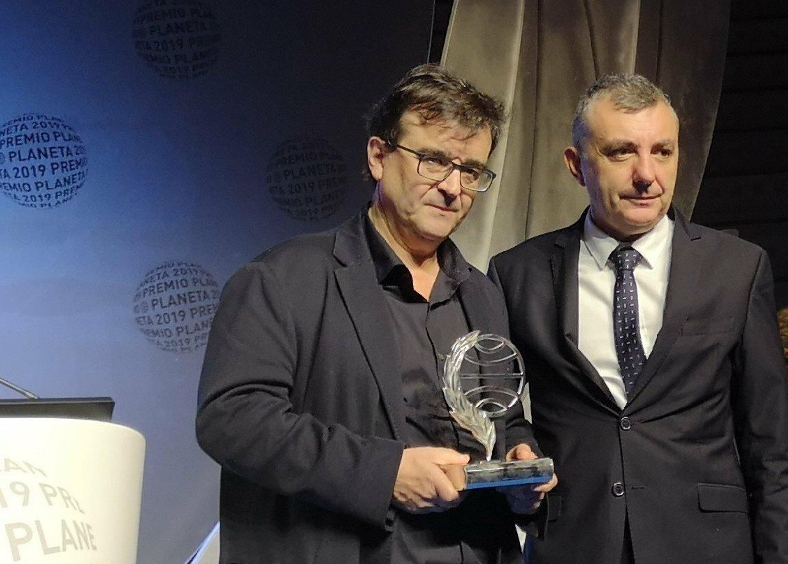 Javier Cercas y Manuel Vilas, después del anuncio del jurado.