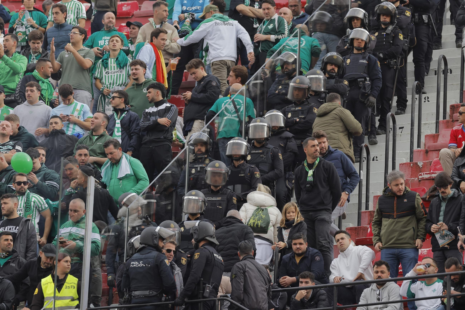 Búscate en las fotos del Sevilla -Betis