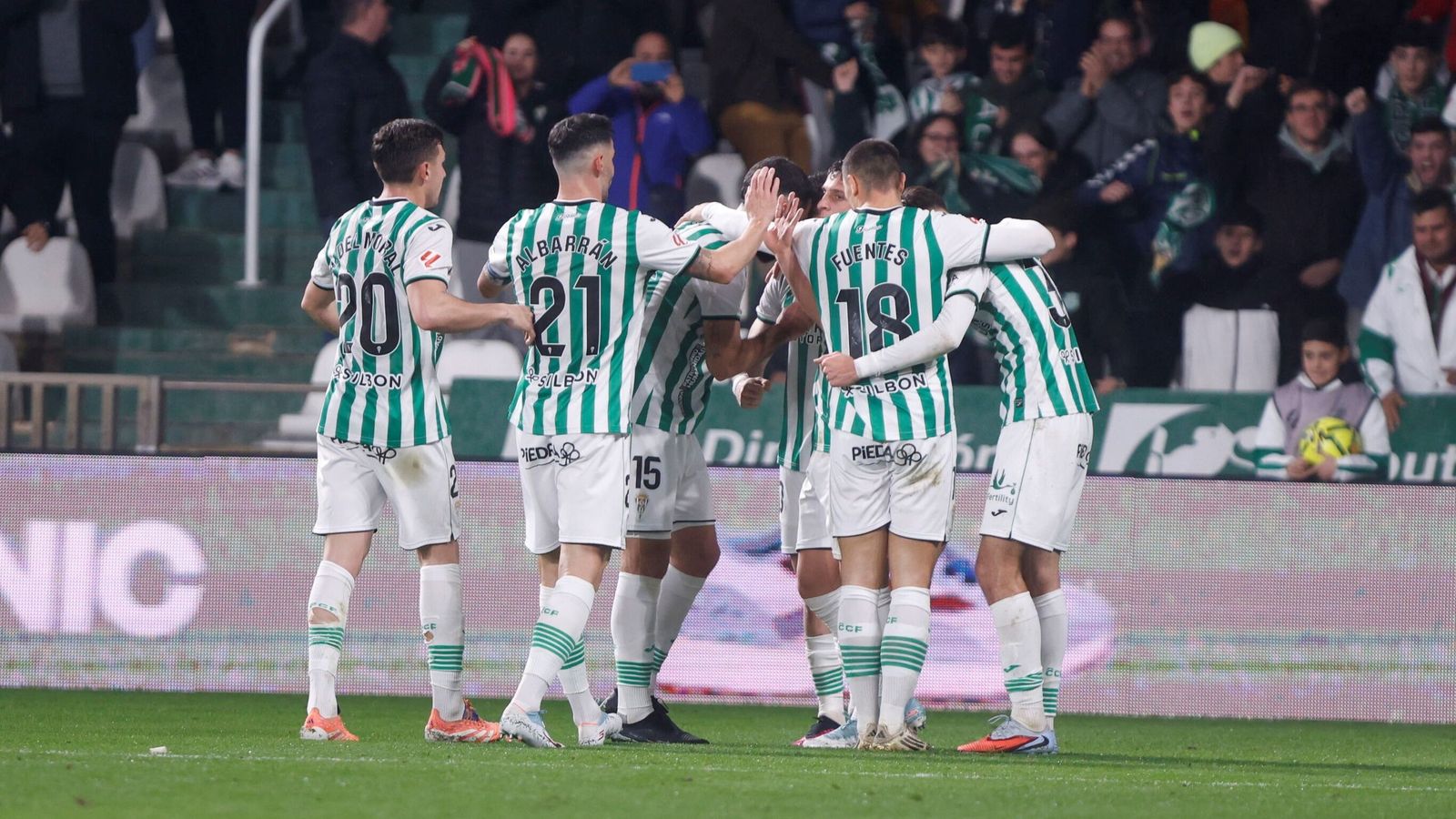 Los jugadores del Córdoba CF celebran un gol en El Arcángel.