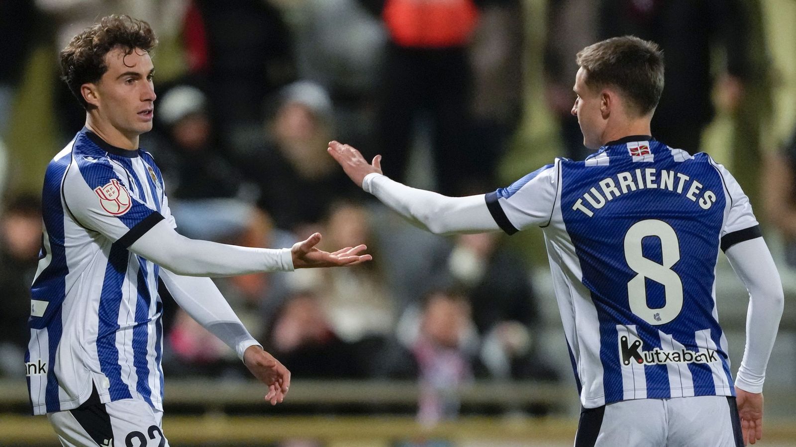 Mikel Goti celebra un tanto junto a Turrientes.