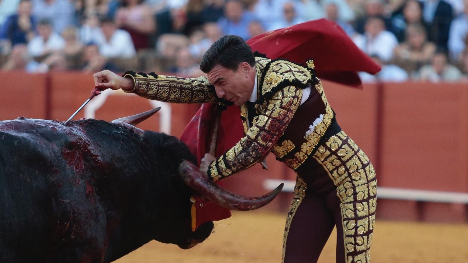 Octavio Chacón entra a matar uno de sus toros.