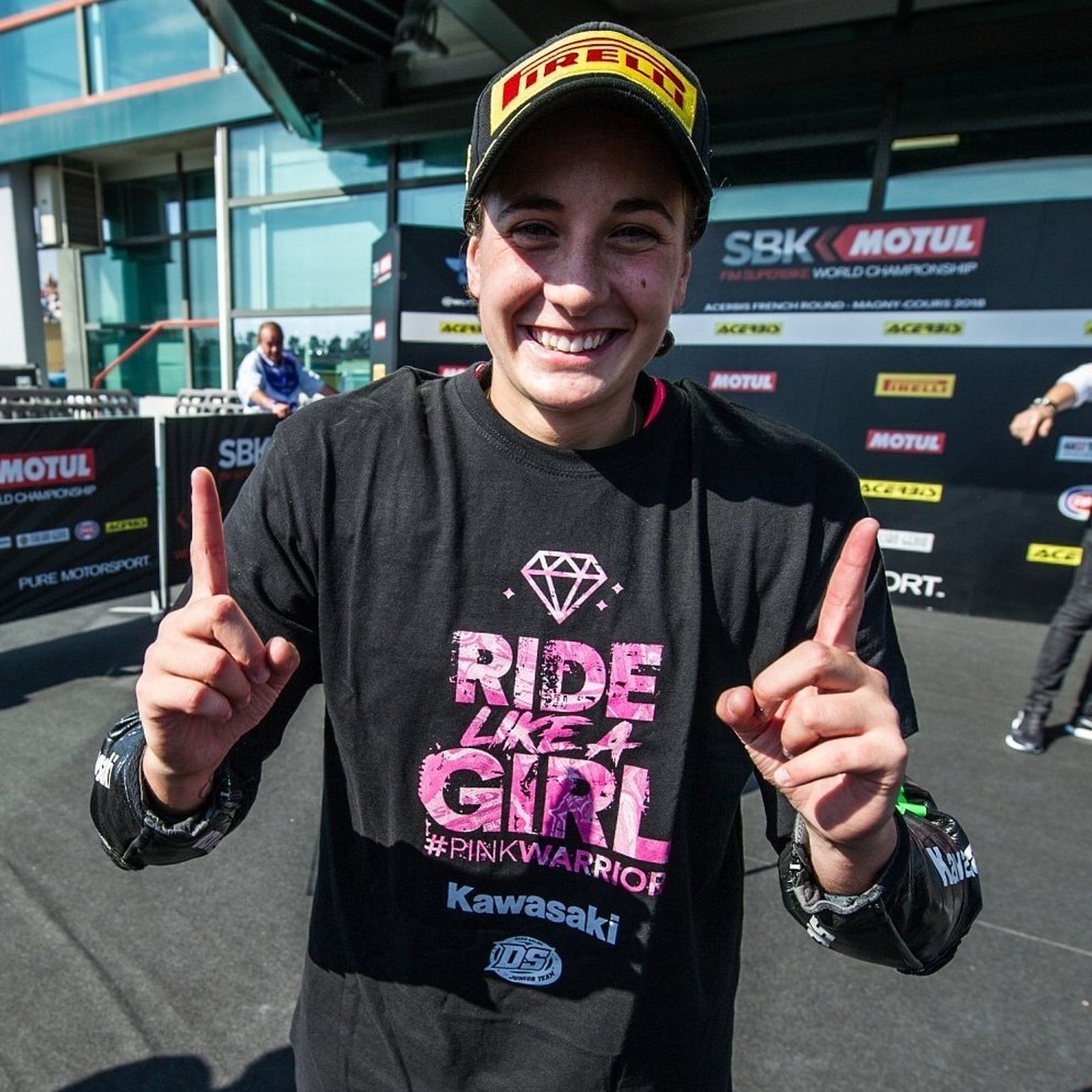 'Pilota como una chica', camiseta de la 'Pink Warrior' Ana Carrasco.