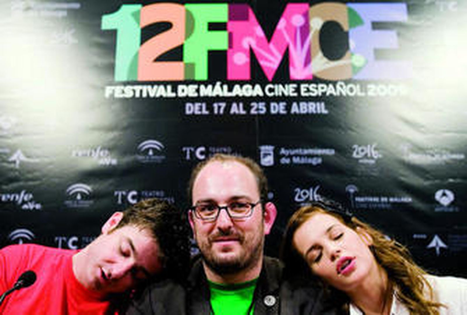 Los actores Gorka Ochoa y Sabrina Garciarena 'descansan' sobre Borja Cobeaga, director de 'Pagafantas'.