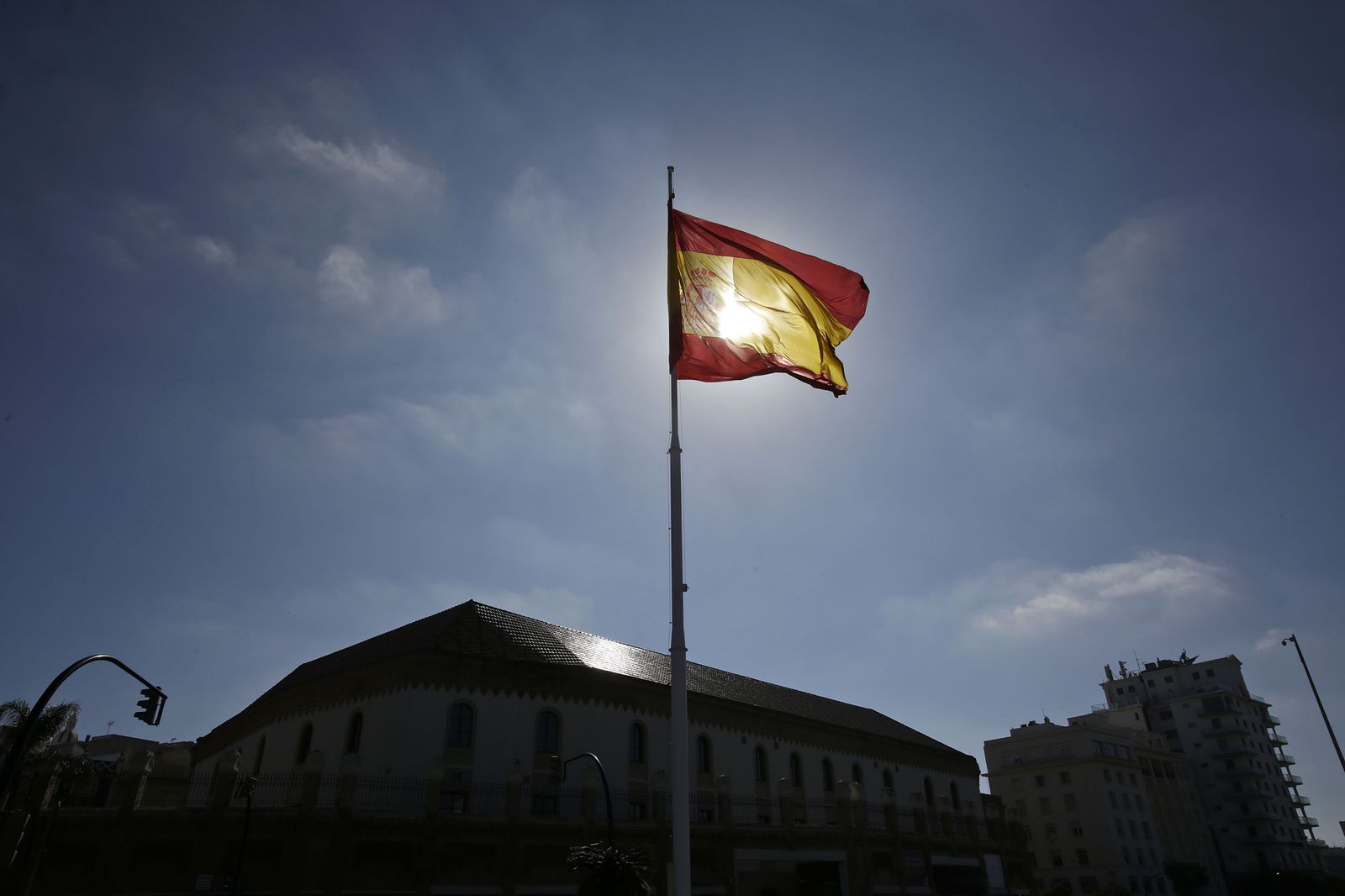 La bandera de España ondea en la plaza de Sevilla, en Cádiz capital.