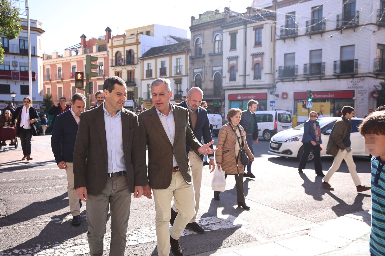 El presidente de la Junta de Andalucía, Juanma Moreno, y el candidato del PP a la Alcaldía de Sevilla, José Luis Sanz, durante una visita al barrio de Triana.