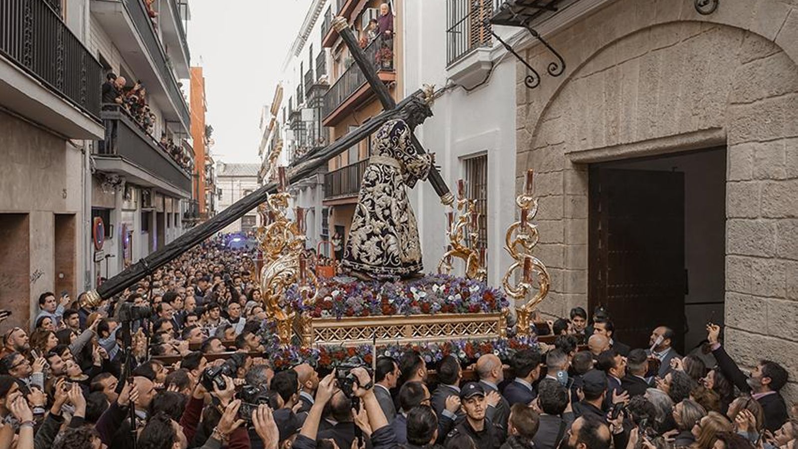 El Señor de la Salud frente al convento de San Ángela de la Cruz.