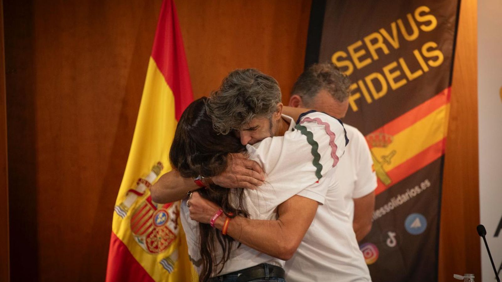 Carlota se funde en un abrazo con uno de los guardia civiles.