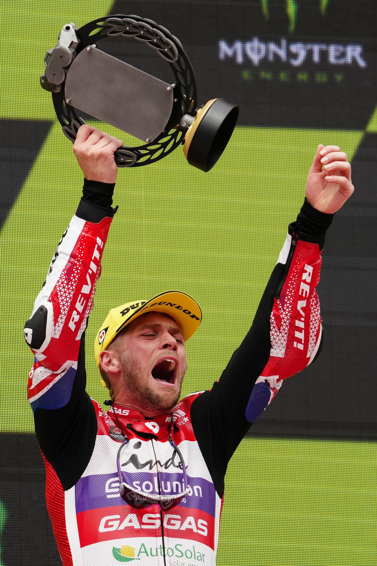 Las cariñosas fotos de Piqué, Clara Chía en el Mundial de Motos en Montmeló