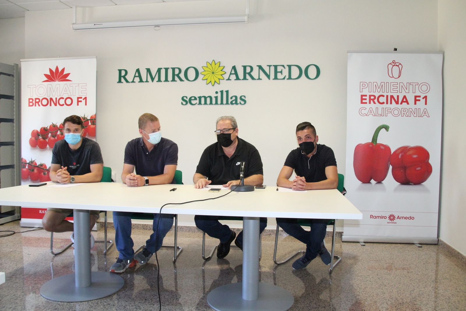 Motos y Guille renuevan su apuesta por la celeste del CD El Ejido