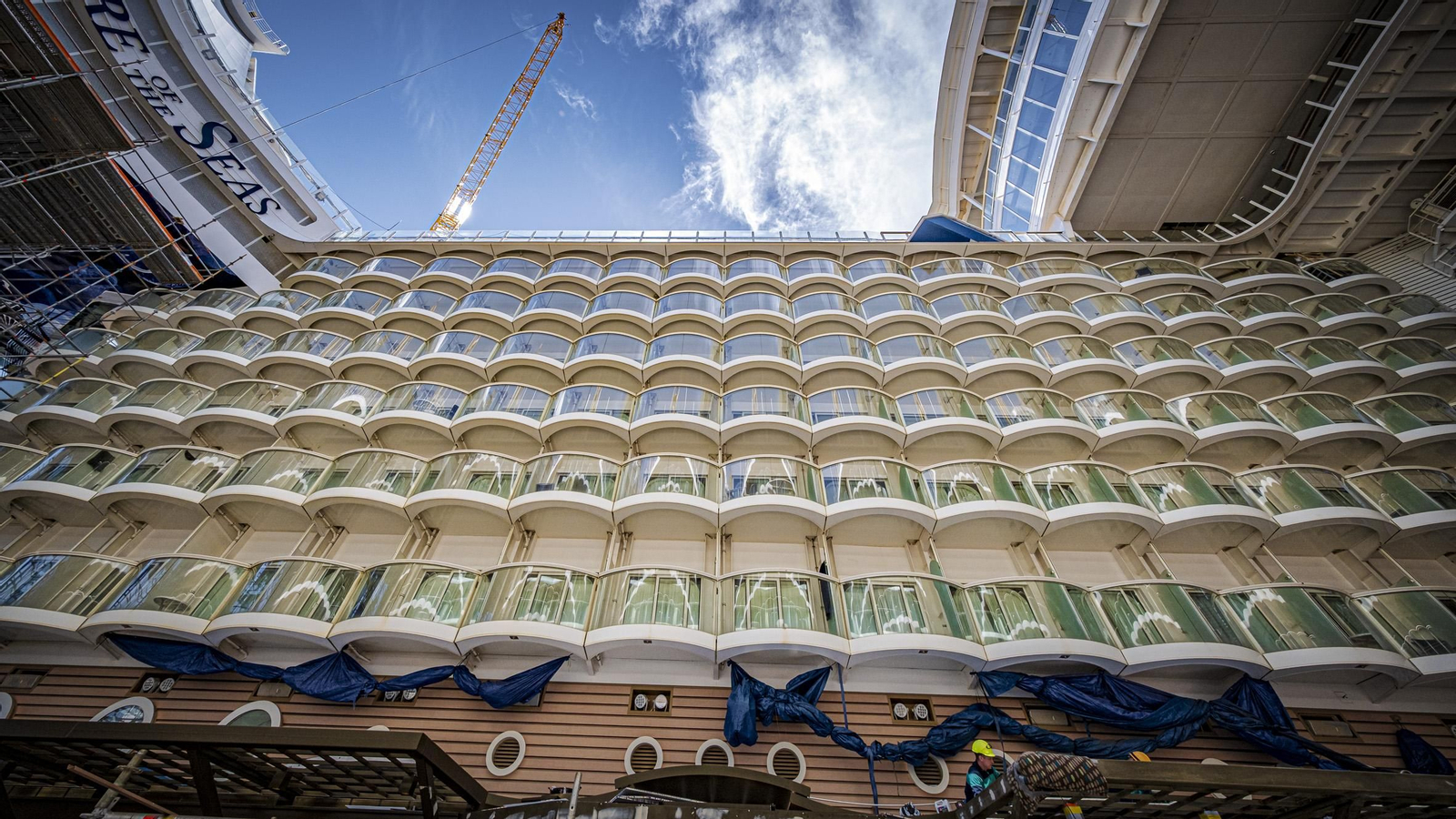 Las imágenes del interior del crucero 'Allure of the Seas' que se encuentra reparando en navantia Cádiz