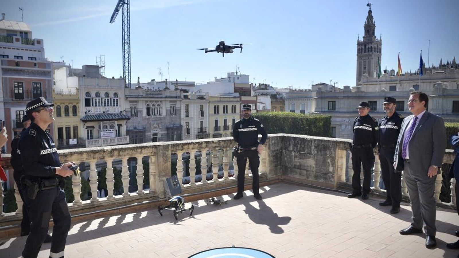 Uno de los drones que vigilarán la Semana Santa de Sevilla.