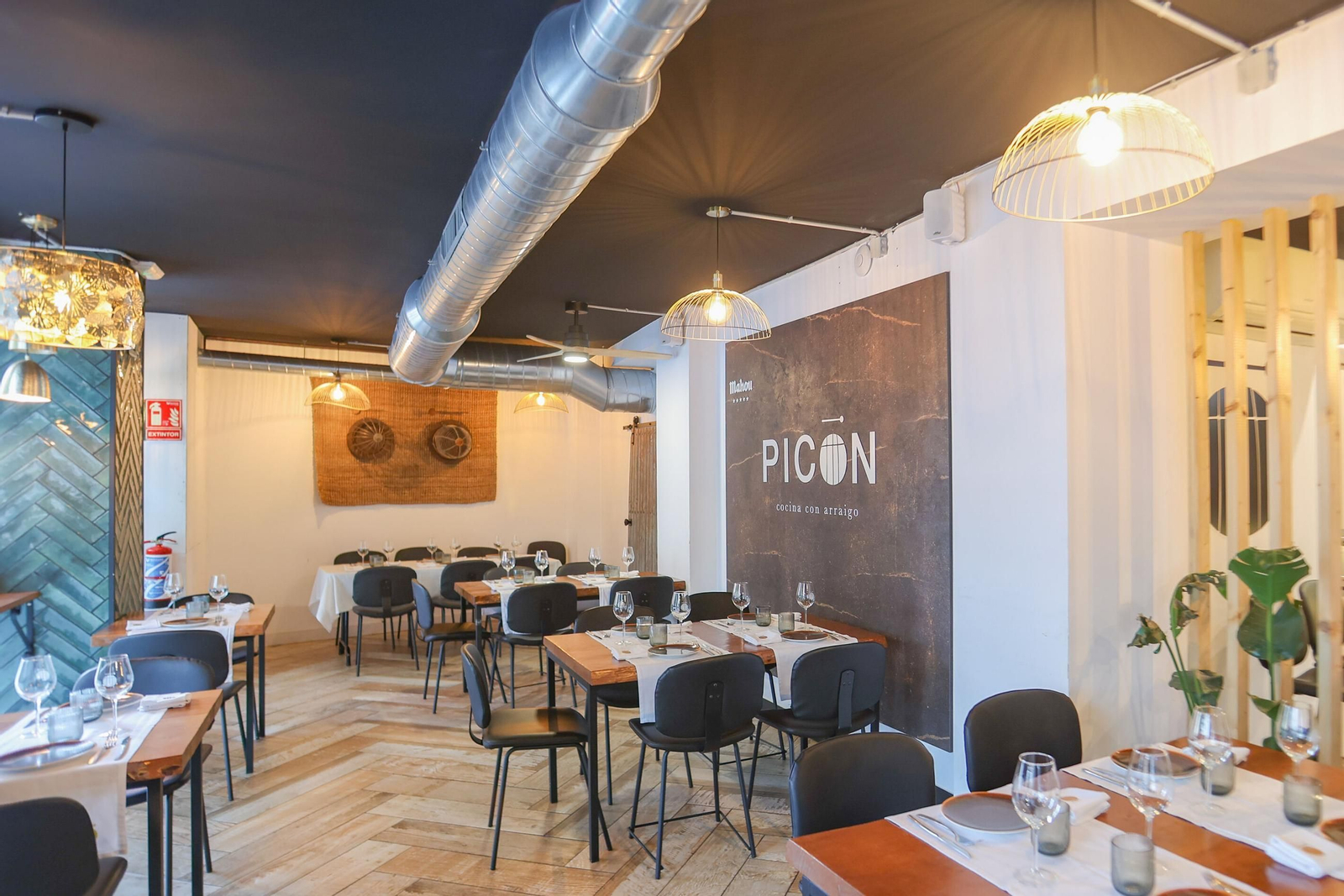 El restaurante es muy amplio y su decoración interior es magnífica.