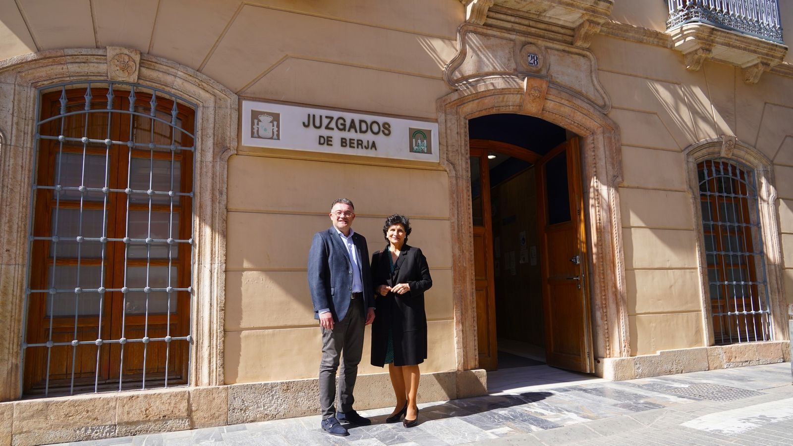 La Delegada Territorial de Justicia y el alcalde de Berja junto a los Juzgado de Berja