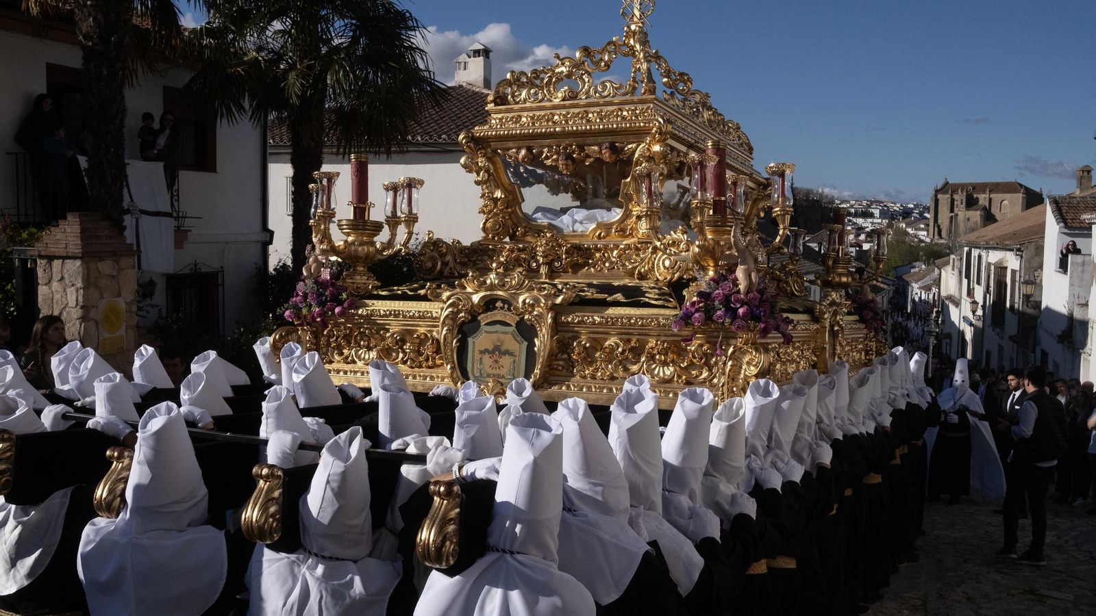 Trono del Santo Entierro caminando hacia el centro de Ronda.