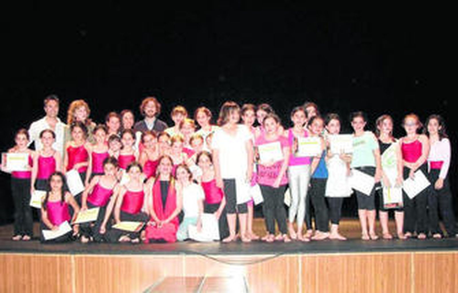 María Dolores Ortega, Leticia Castro y Ángel Segura con los alumnos.