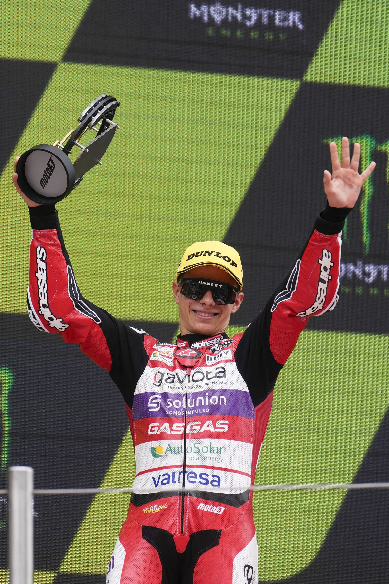 Las cariñosas fotos de Piqué, Clara Chía en el Mundial de Motos en Montmeló