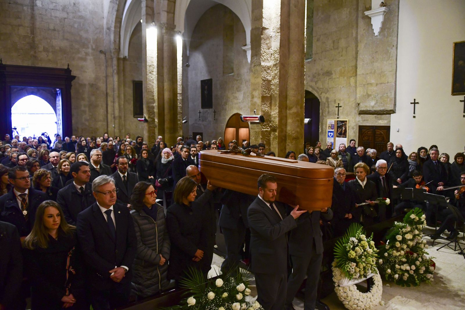 Llegada del féretro con los restos mortales de Pablo García Baena a la parroquia de San Miguel.